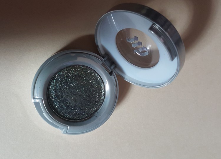 Green Bay Packer Smokey Eyeshadow Look perfect for game day!! almostherblog.com #packermakeup #packereyeshadow #greensmokeyeye #zodiaceyeshadow