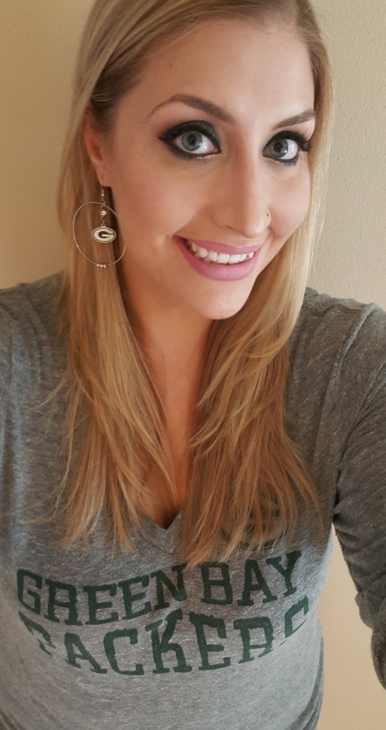 Green Bay Packer Smokey Eyeshadow Look perfect for game day!! almostherblog.com #packermakeup #packereyeshadow #greensmokeyeye #zodiaceyeshadow