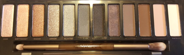 Valentine's Day Smoky Look #nakedsmoky #valentinesday #smokyeye #valentinemakeup www.almostherblog.com