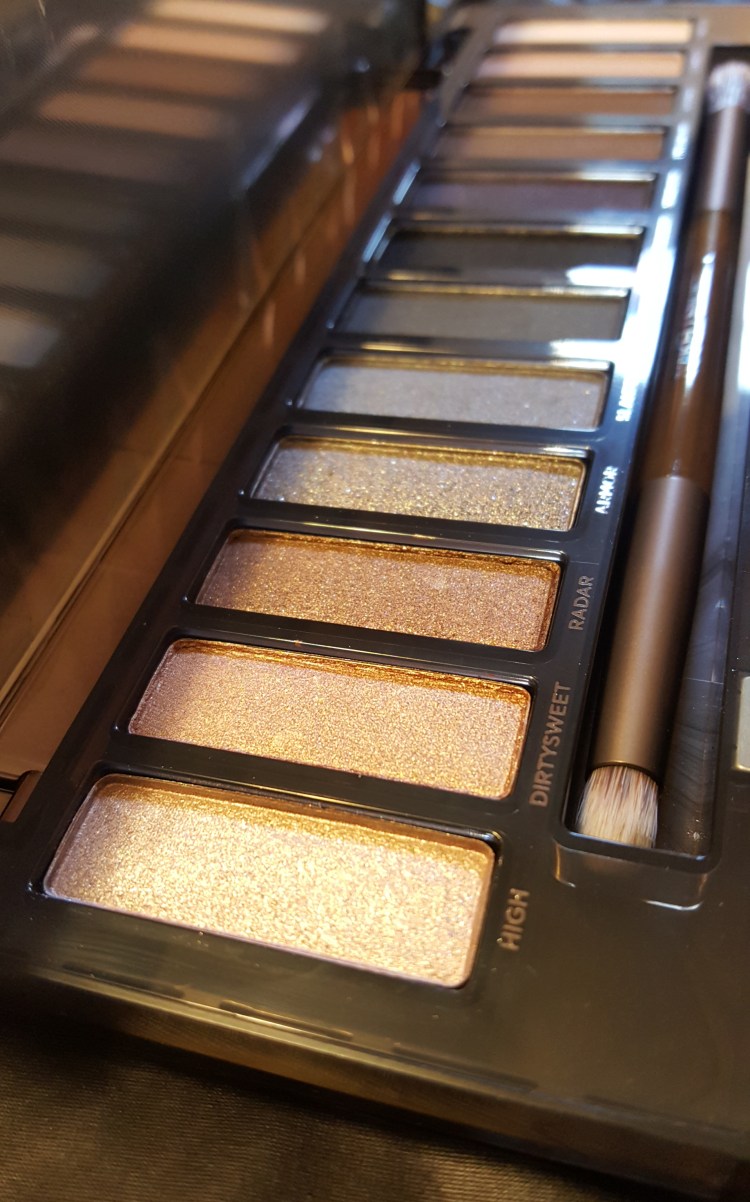 Valentine's Day Smoky Look #nakedsmoky #valentinesday #smokyeye #valentinemakeup www.almostherblog.com