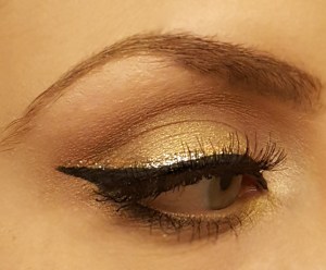 Pretty Christmas Gold Glitter Liner Look! Gold and Red at almostherblog.com #christmasmakeup #holidaylook #goldliner #goldandred #bblogger